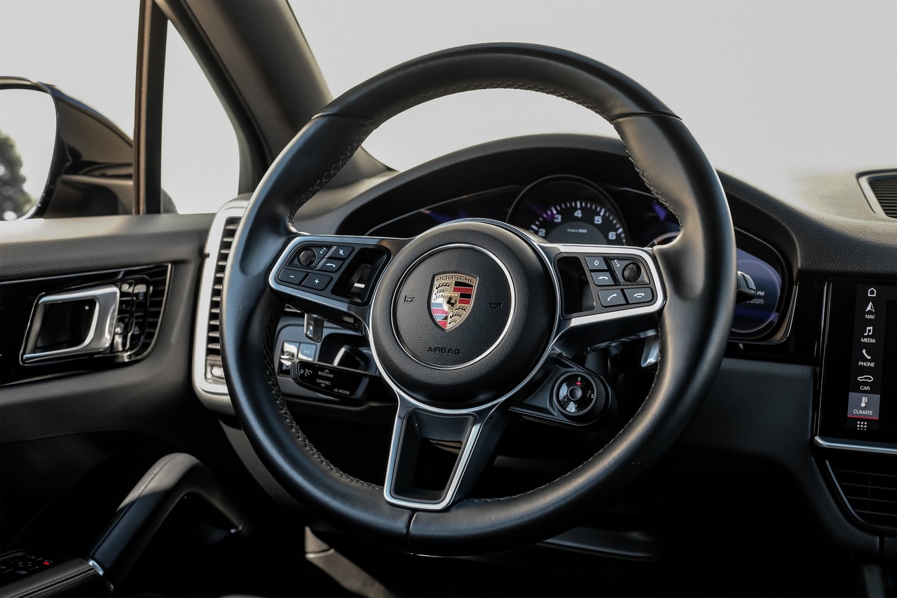 Porsche Cayenne Vehicle Main Gallery Image 18