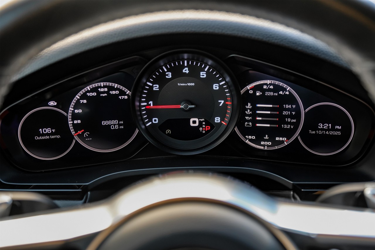 Porsche Cayenne Vehicle Main Gallery Image 21