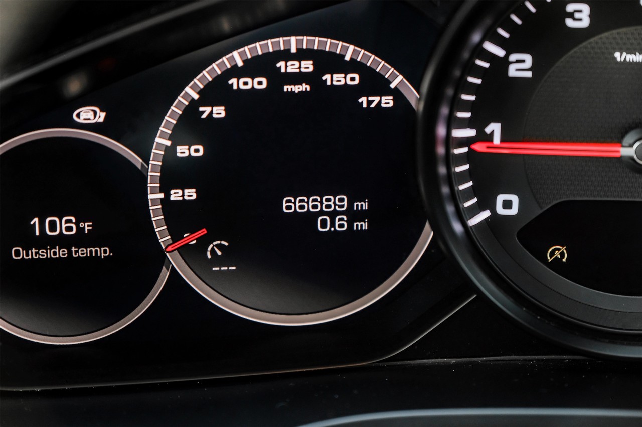 Porsche Cayenne Vehicle Main Gallery Image 22