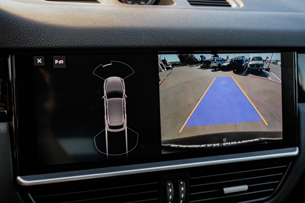 Porsche Cayenne Vehicle Main Gallery Image 23