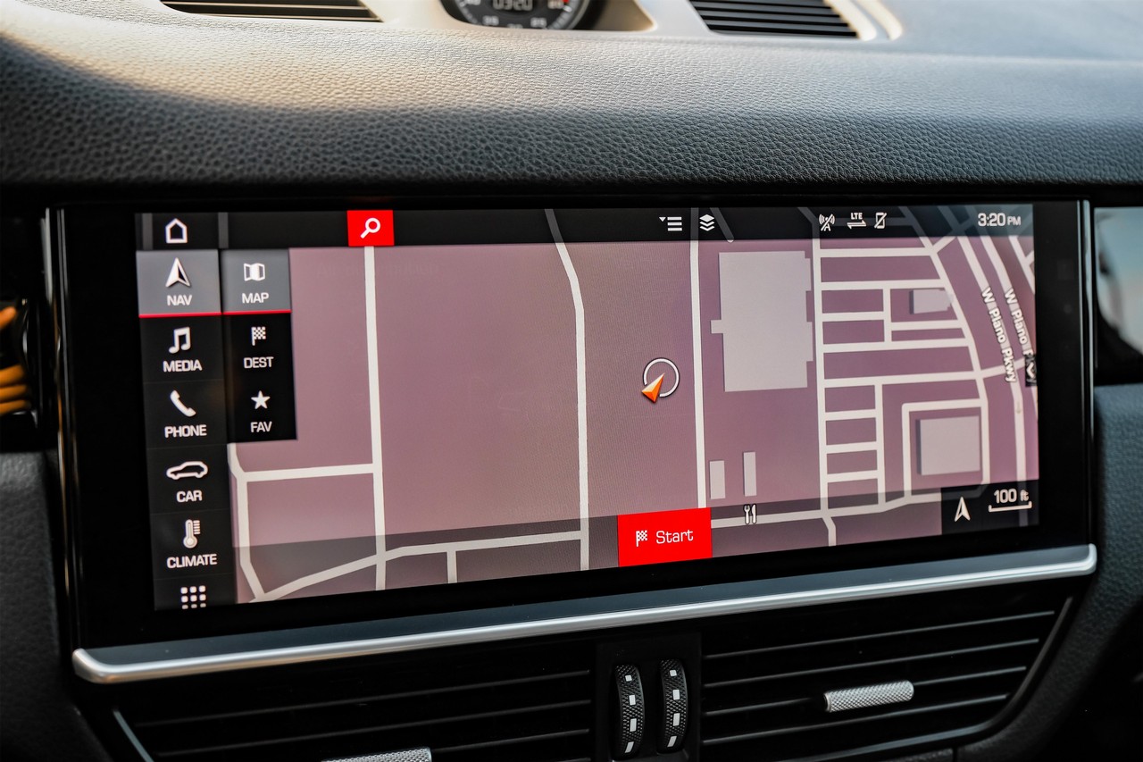 Porsche Cayenne Vehicle Main Gallery Image 24