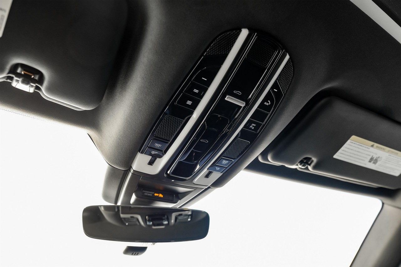 Porsche Cayenne Vehicle Main Gallery Image 25