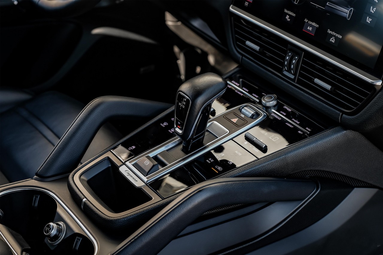 Porsche Cayenne Vehicle Main Gallery Image 26