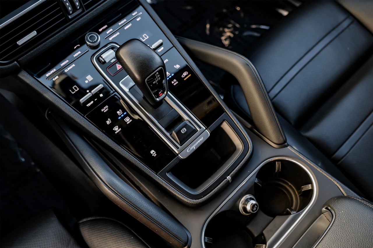 Porsche Cayenne Vehicle Main Gallery Image 27