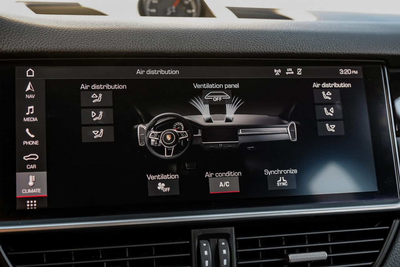 Porsche Cayenne Vehicle Main Gallery Image 28