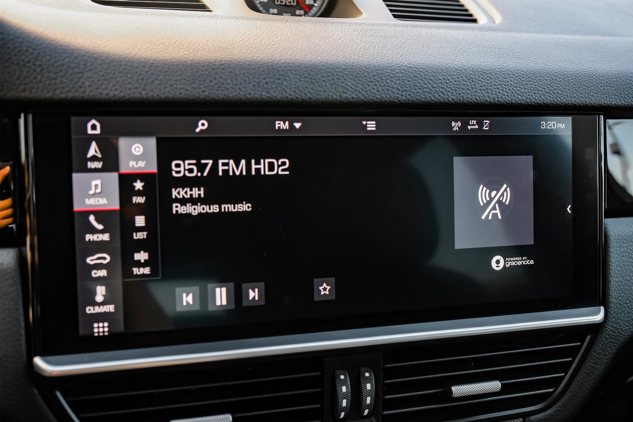 Porsche Cayenne Vehicle Main Gallery Image 29