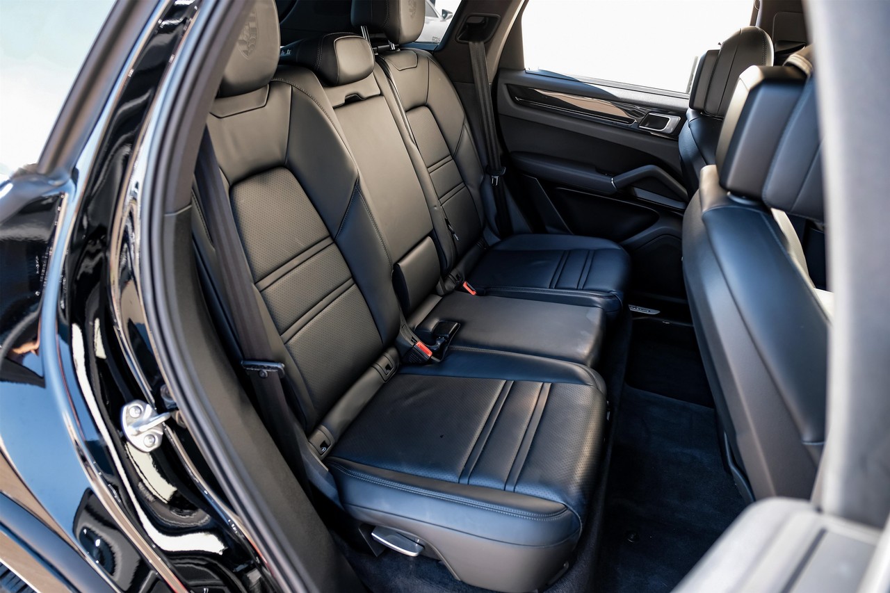 Porsche Cayenne Vehicle Main Gallery Image 36