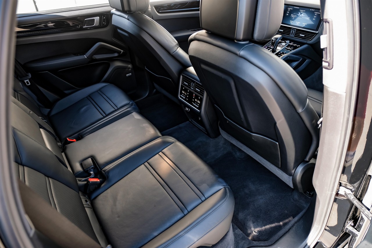 Porsche Cayenne Vehicle Main Gallery Image 37