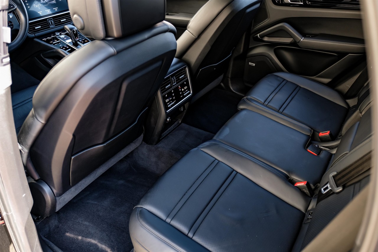Porsche Cayenne Vehicle Main Gallery Image 38