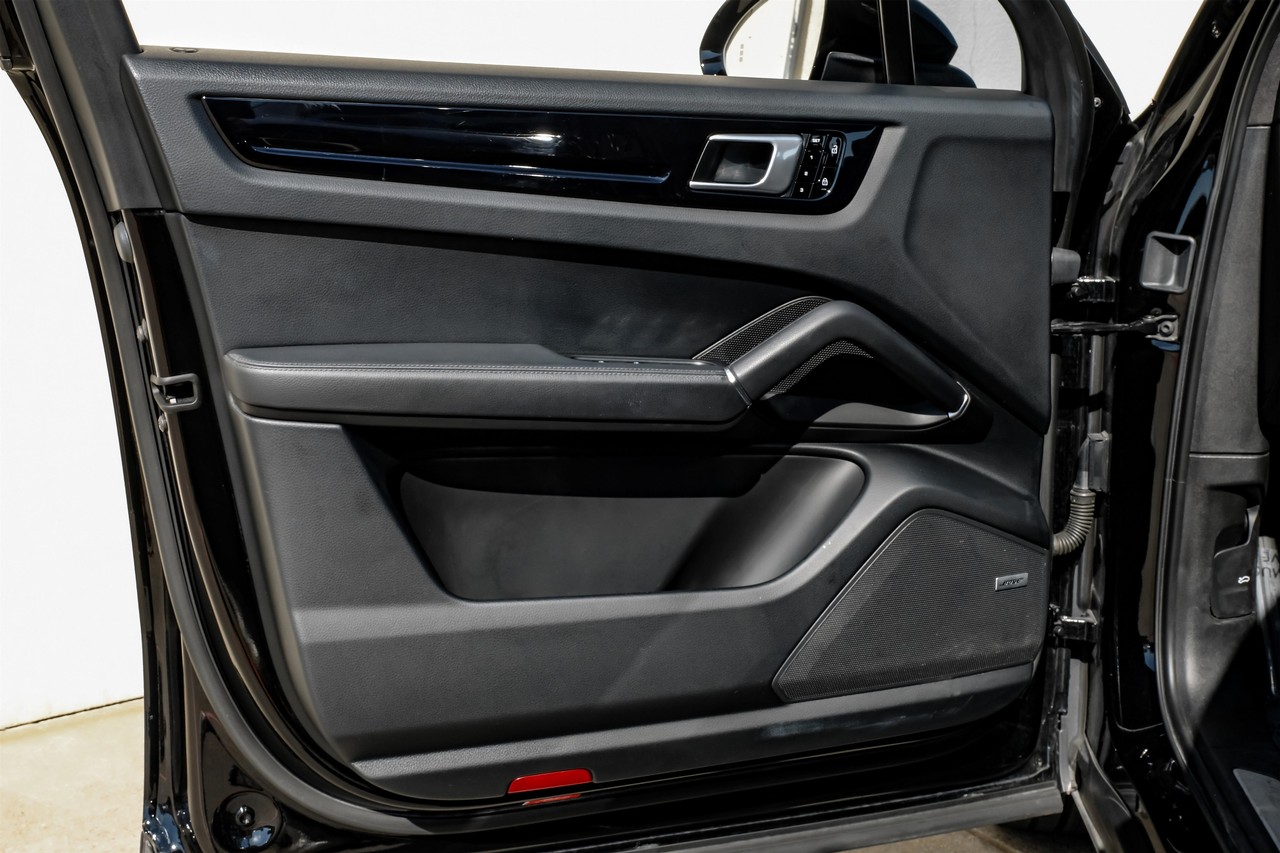 Porsche Cayenne Vehicle Main Gallery Image 42