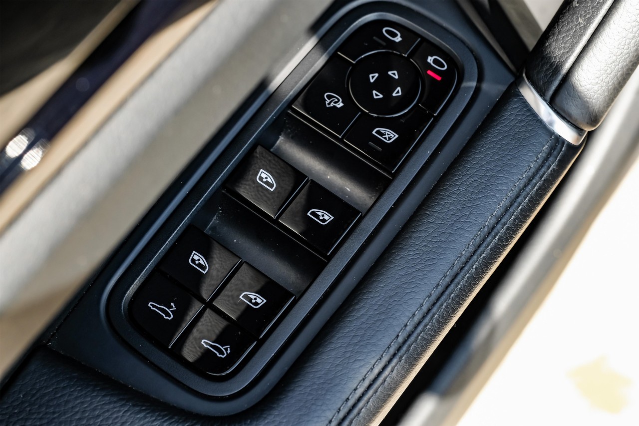 Porsche Cayenne Vehicle Main Gallery Image 43