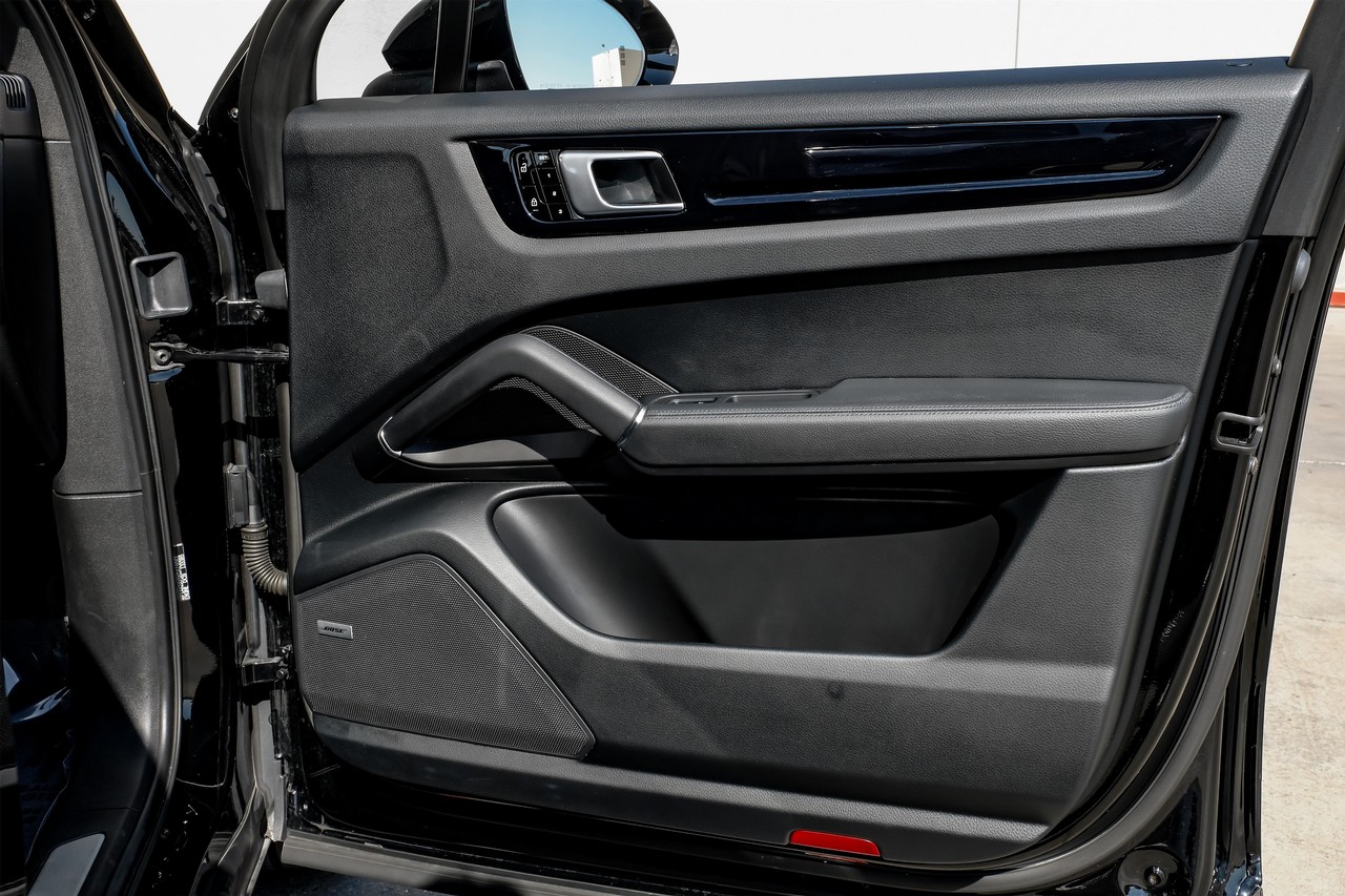 Porsche Cayenne Vehicle Main Gallery Image 44
