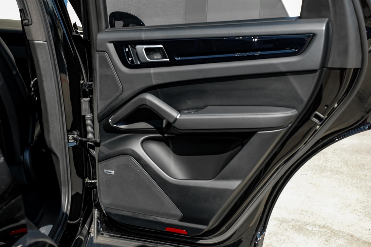 Porsche Cayenne Vehicle Main Gallery Image 46