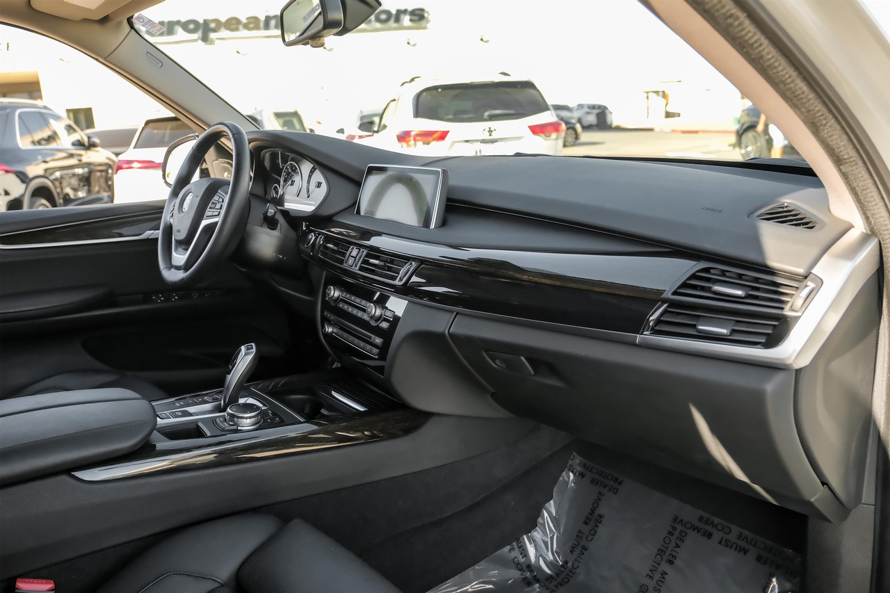 BMW X5 Vehicle Main Gallery Image 12