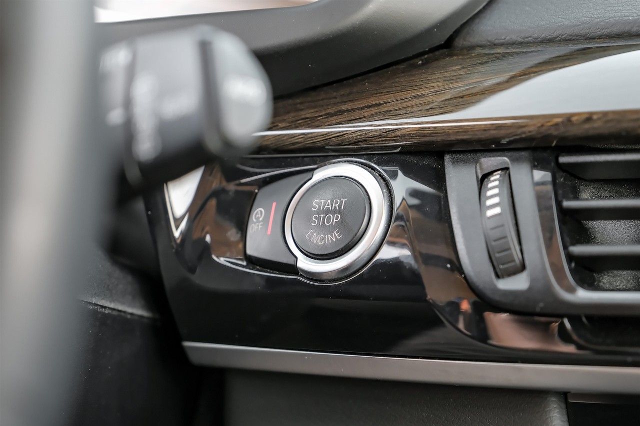 BMW X5 Vehicle Main Gallery Image 17