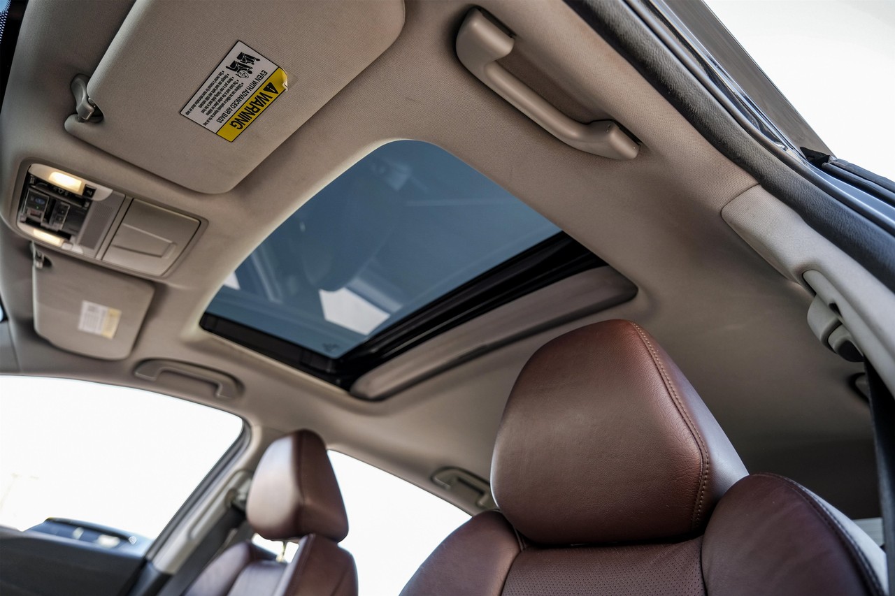 Acura TLX Vehicle Main Gallery Image 05