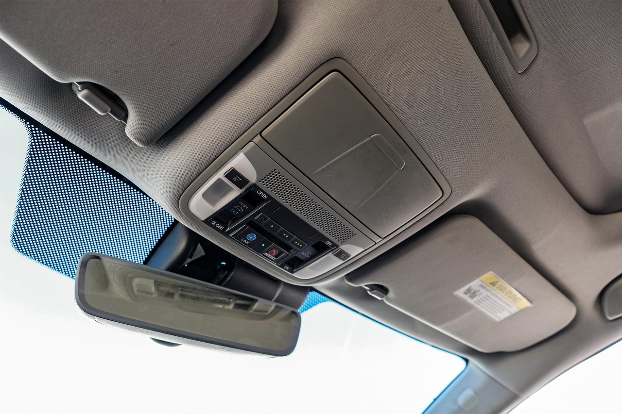 Acura TLX Vehicle Main Gallery Image 31