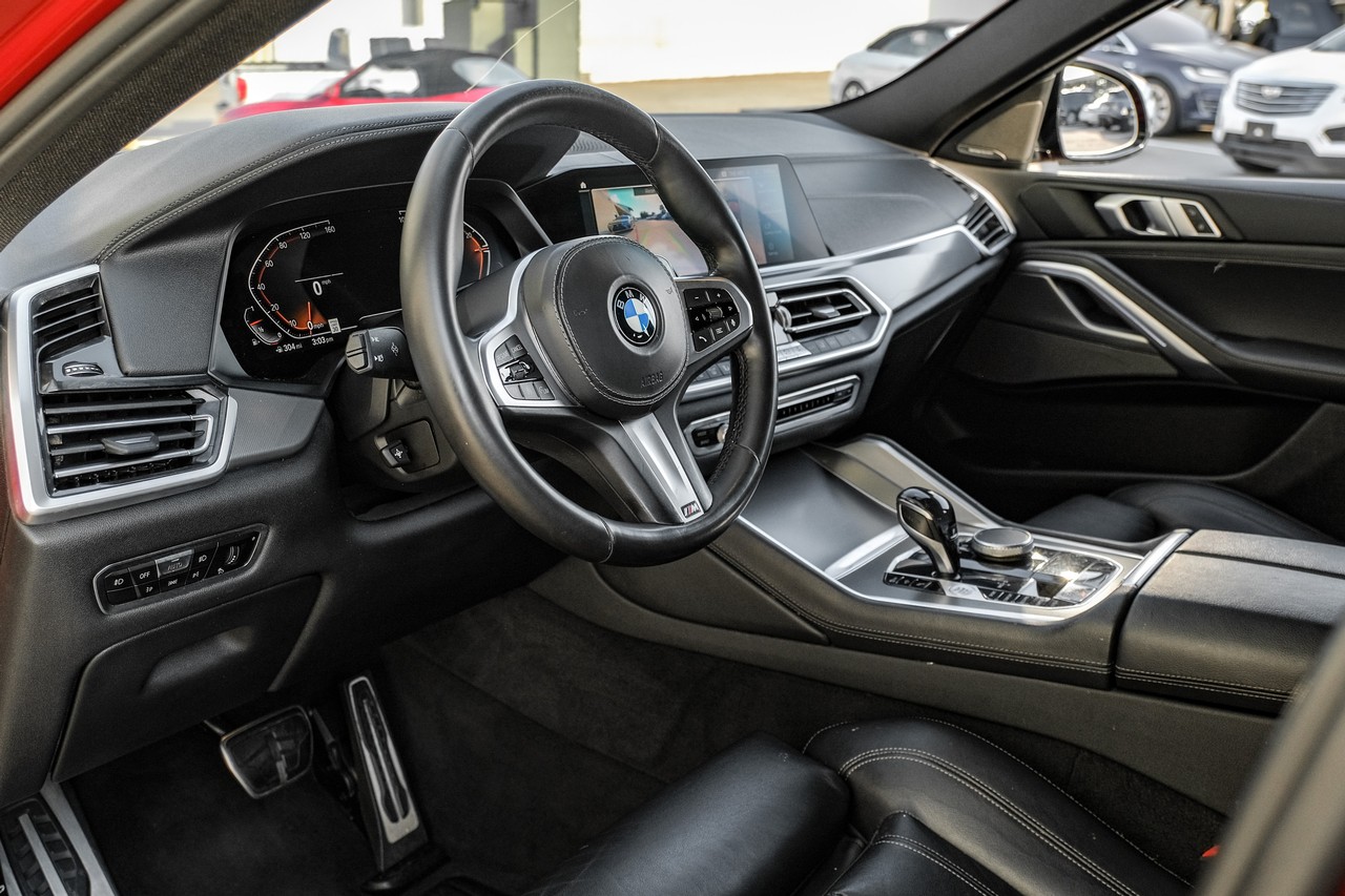 BMW X6 Vehicle Main Gallery Image 03