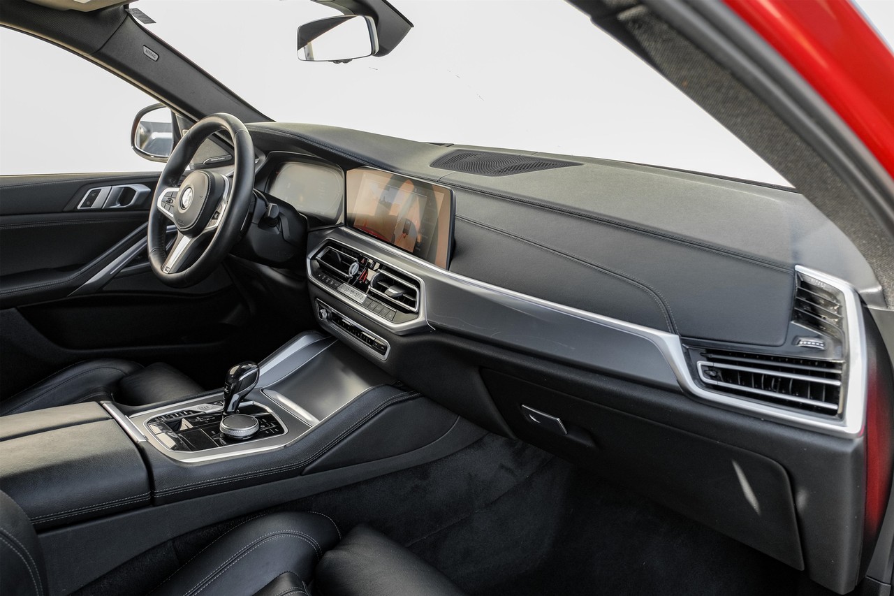 BMW X6 Vehicle Main Gallery Image 12