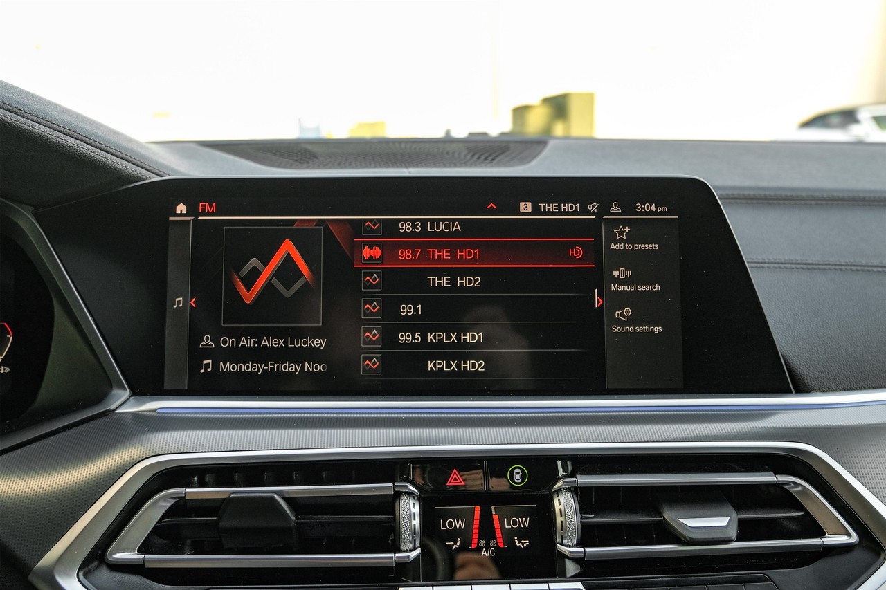 BMW X6 Vehicle Main Gallery Image 16