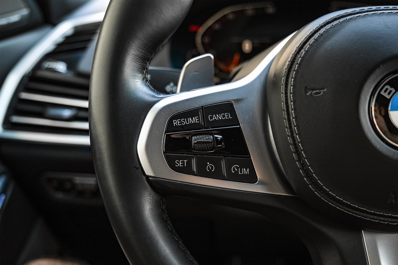 BMW X6 Vehicle Main Gallery Image 18