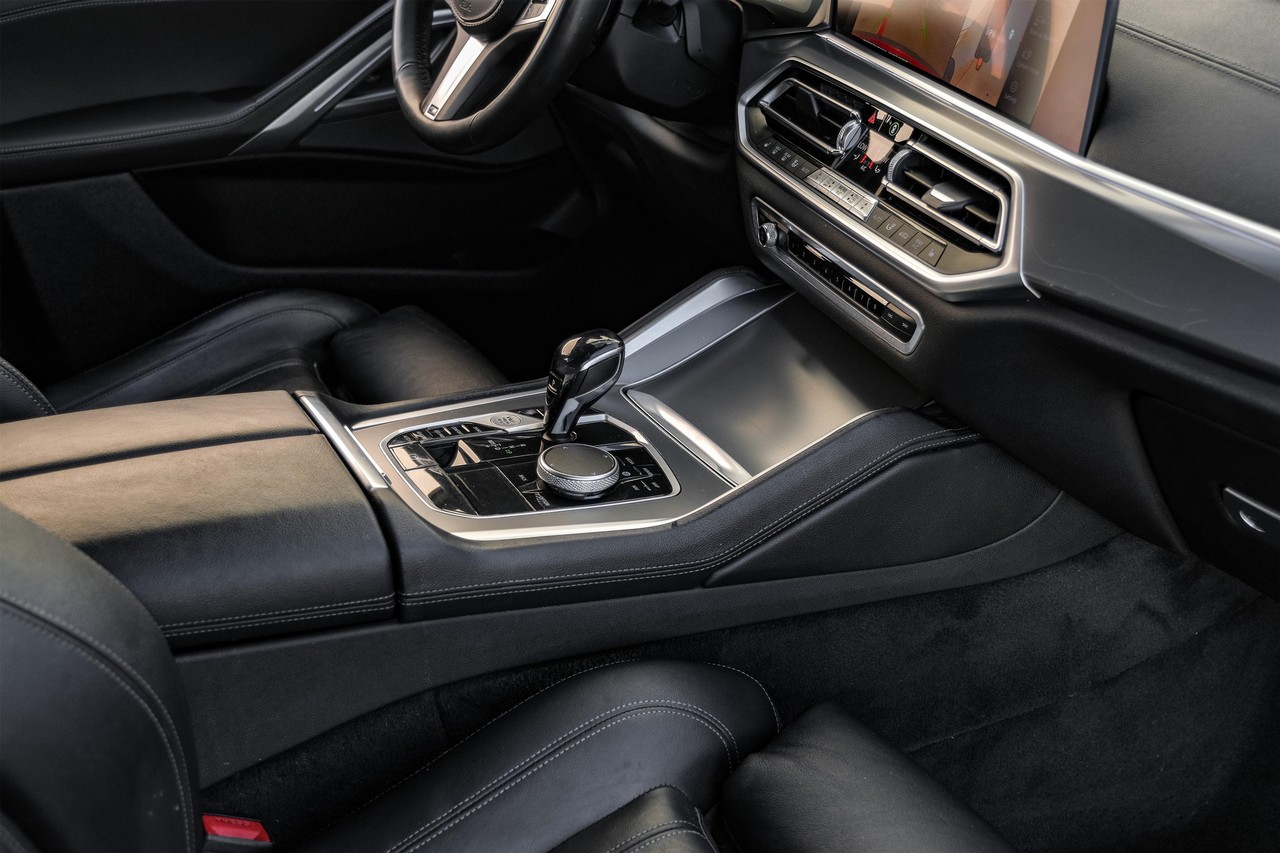BMW X6 Vehicle Main Gallery Image 25