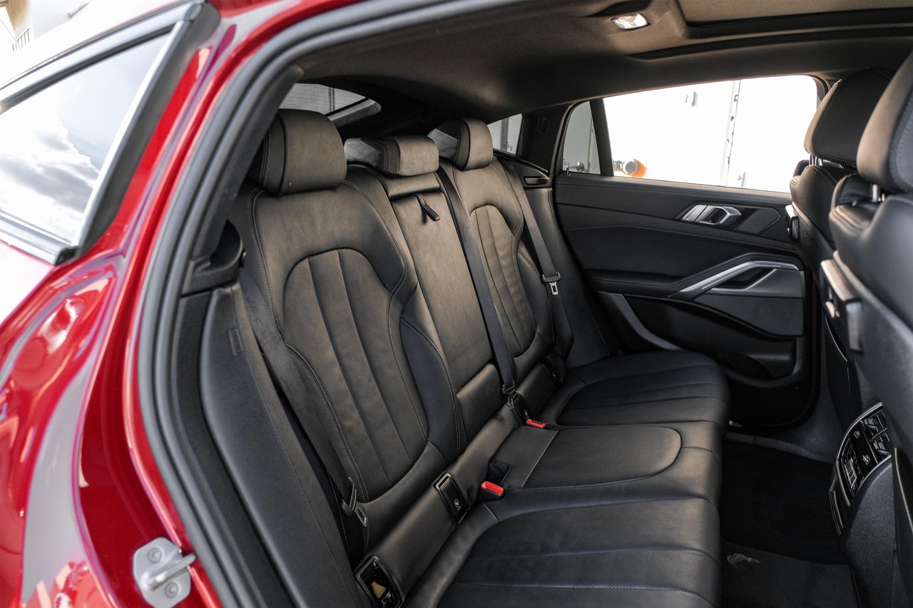 BMW X6 Vehicle Main Gallery Image 33