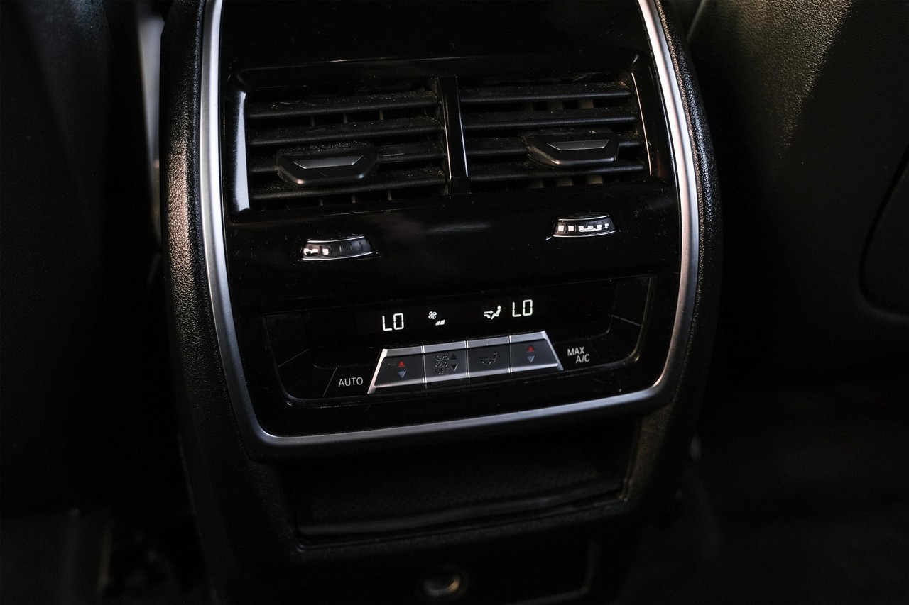 BMW X6 Vehicle Main Gallery Image 35