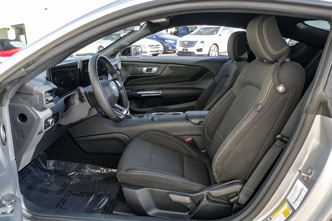 Ford Mustang Vehicle Main Gallery Image 04