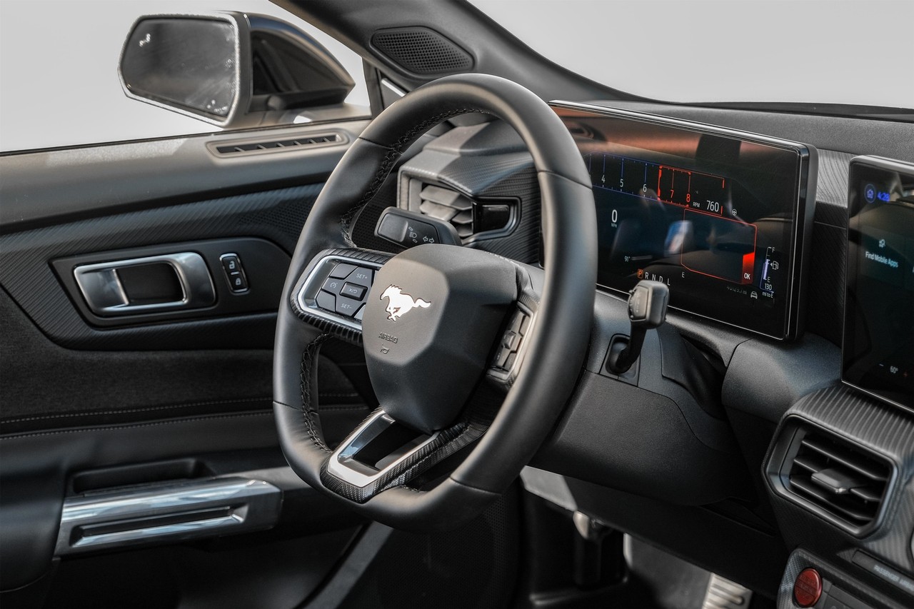 Ford Mustang Vehicle Main Gallery Image 12