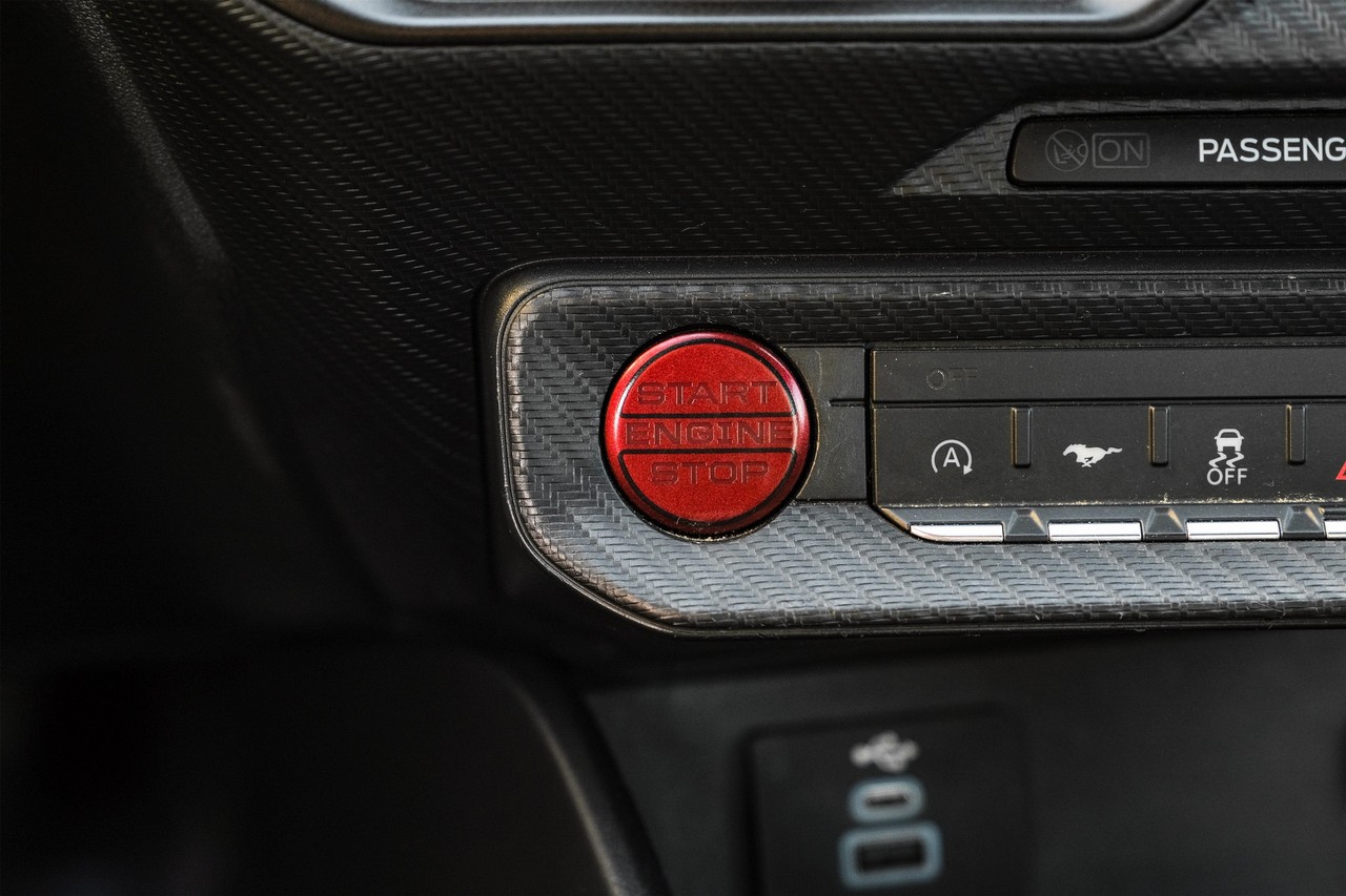 Ford Mustang Vehicle Main Gallery Image 16