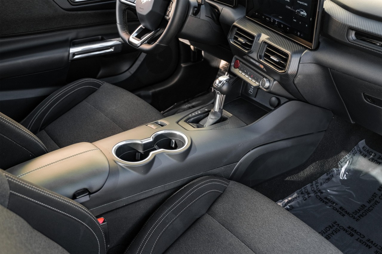 Ford Mustang Vehicle Main Gallery Image 20