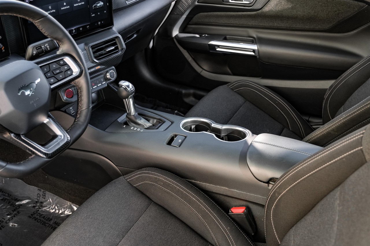 Ford Mustang Vehicle Main Gallery Image 21