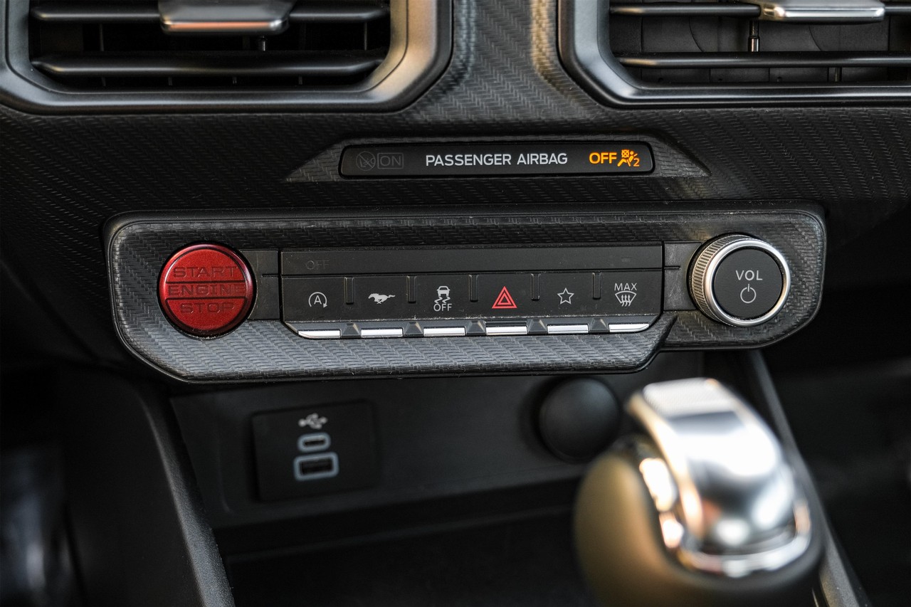 Ford Mustang Vehicle Main Gallery Image 23
