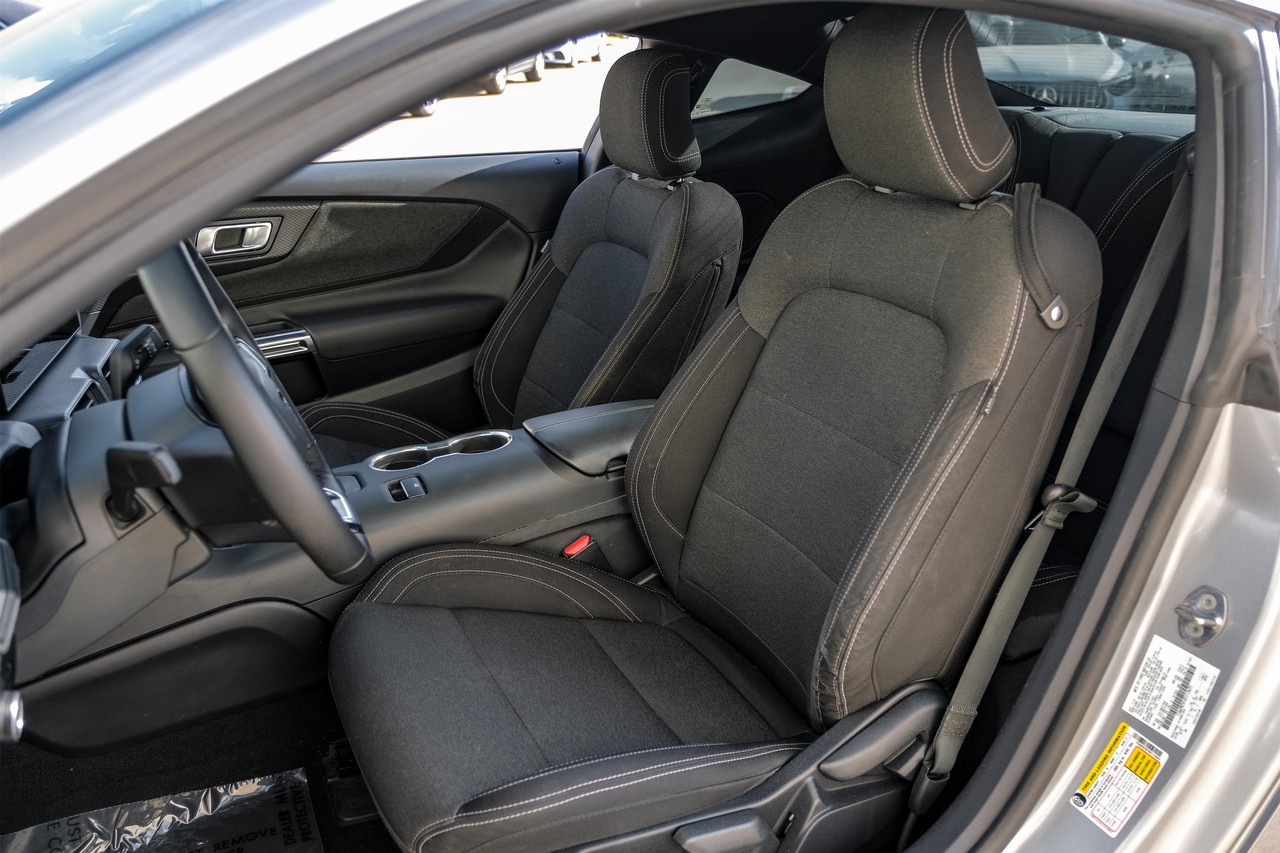 Ford Mustang Vehicle Main Gallery Image 30