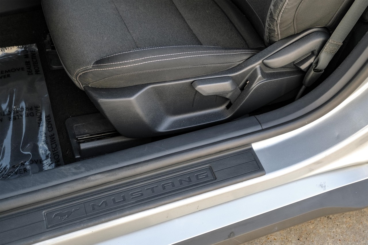 Ford Mustang Vehicle Main Gallery Image 31