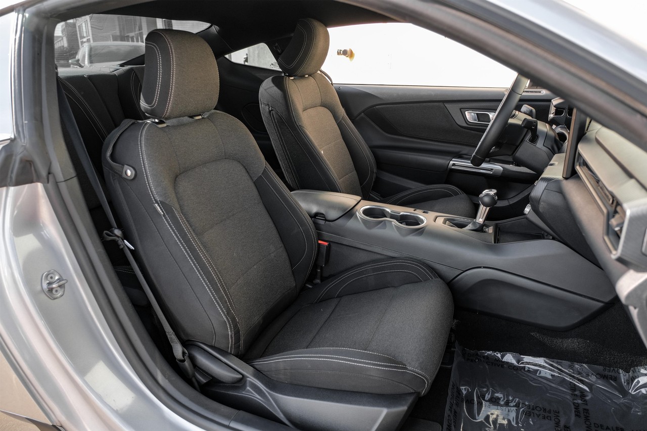 Ford Mustang Vehicle Main Gallery Image 32