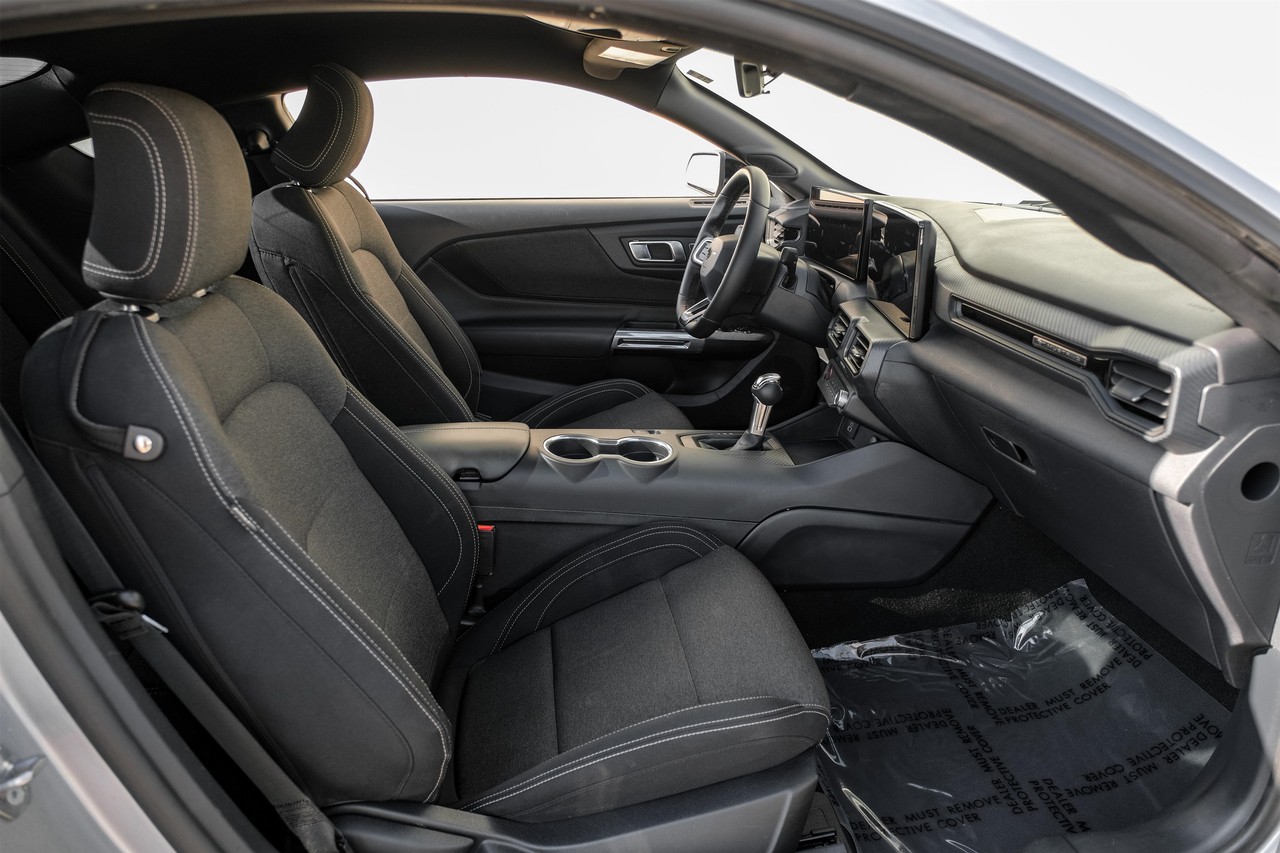 Ford Mustang Vehicle Main Gallery Image 33