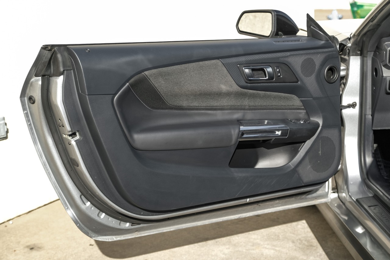Ford Mustang Vehicle Main Gallery Image 34