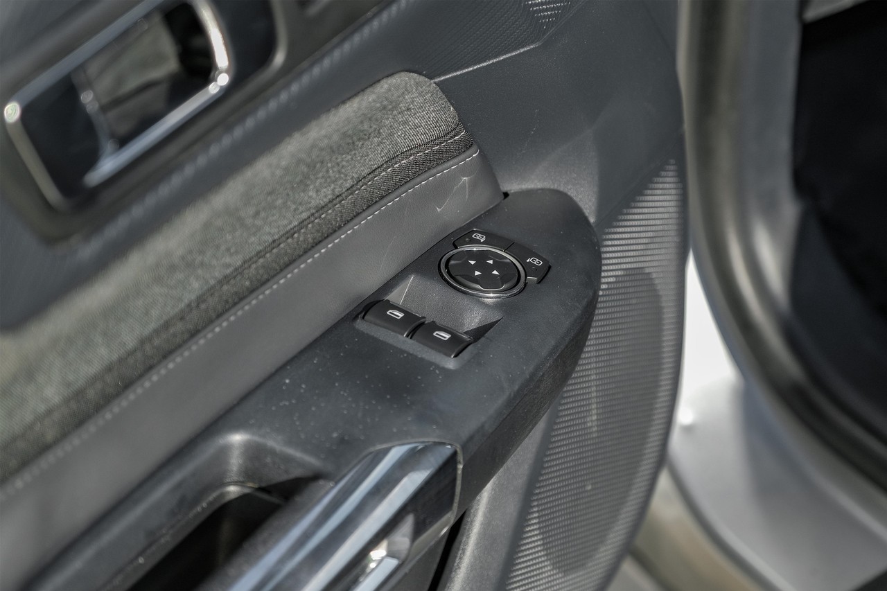 Ford Mustang Vehicle Main Gallery Image 35