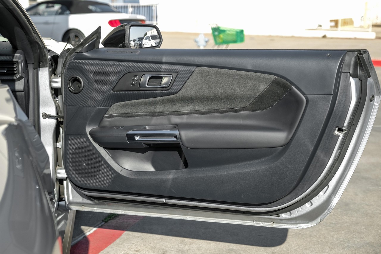Ford Mustang Vehicle Main Gallery Image 36