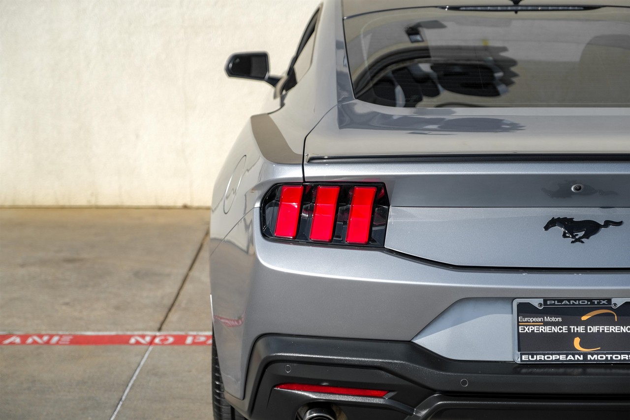 Ford Mustang Vehicle Main Gallery Image 38