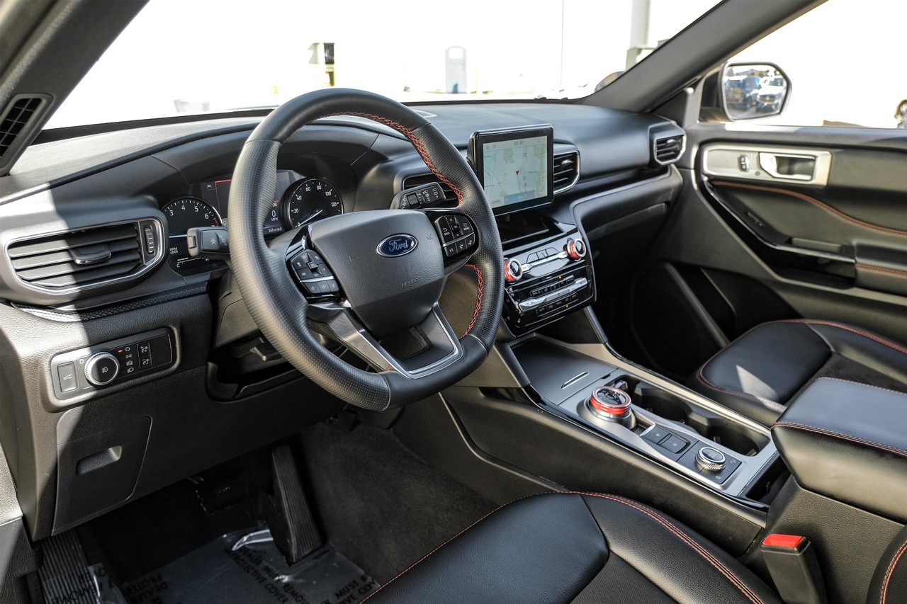 Ford Explorer Vehicle Main Gallery Image 03