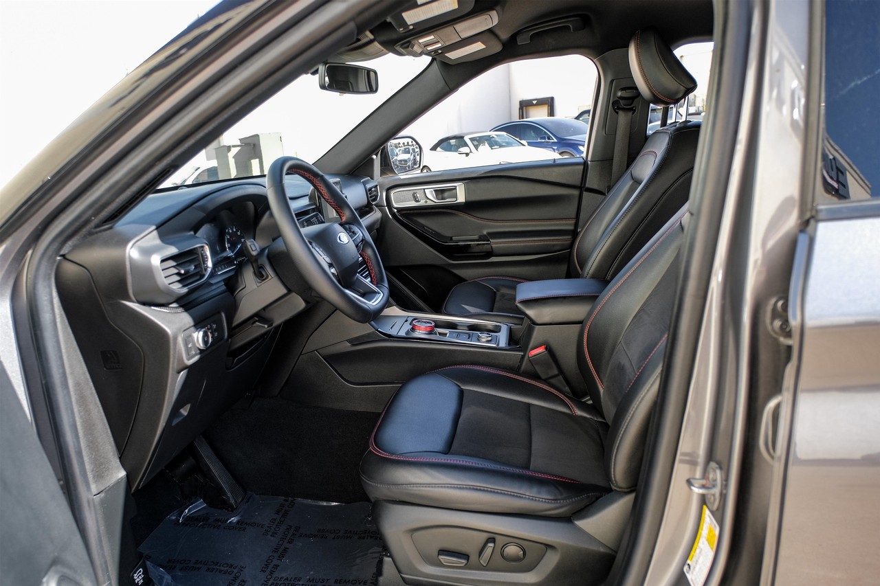 Ford Explorer Vehicle Main Gallery Image 04