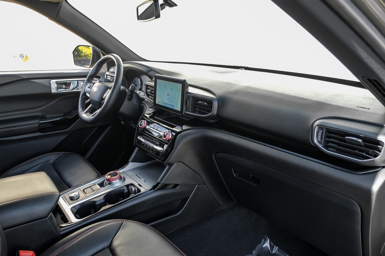 Ford Explorer Vehicle Main Gallery Image 12