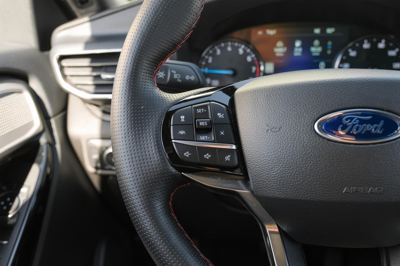 Ford Explorer Vehicle Main Gallery Image 16