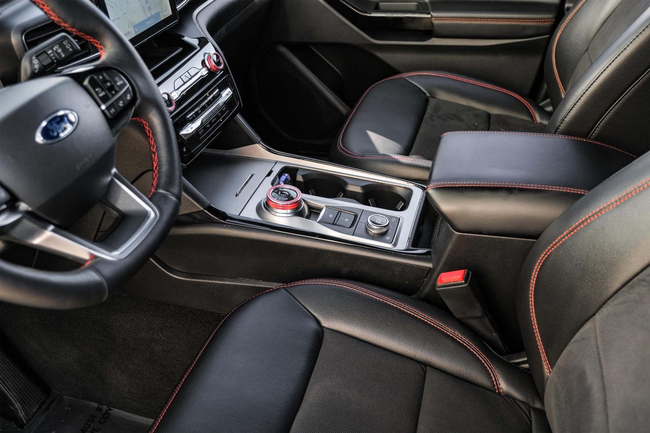 Ford Explorer Vehicle Main Gallery Image 24