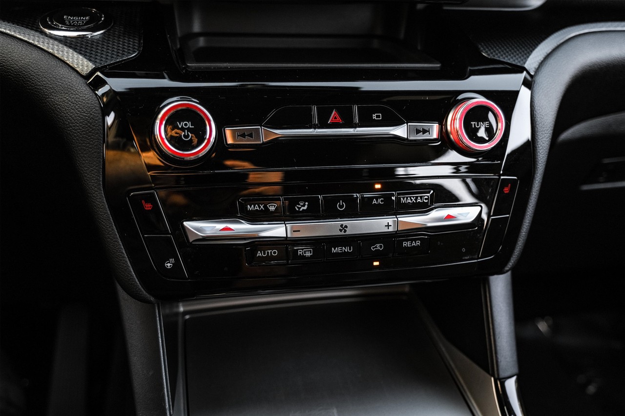 Ford Explorer Vehicle Main Gallery Image 26