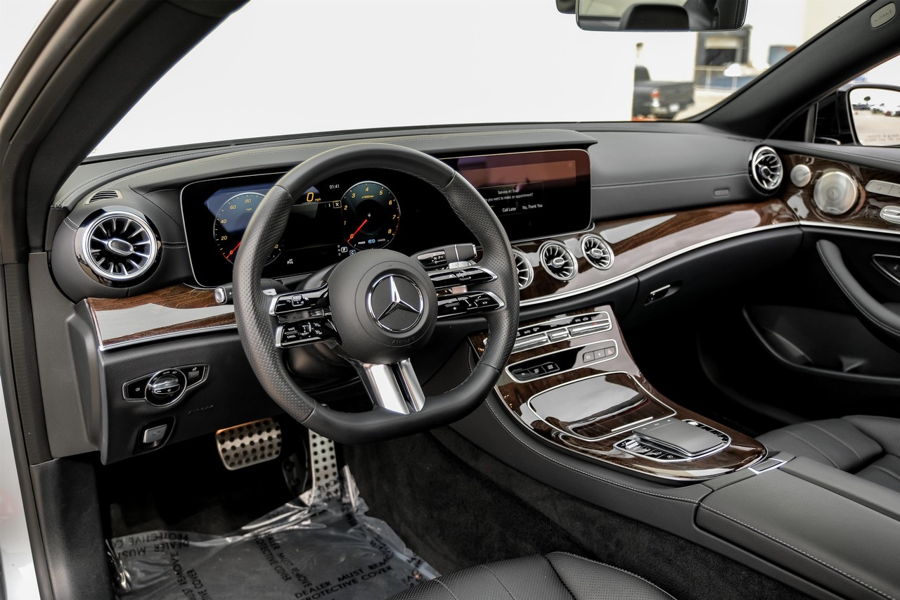Mercedes-Benz E-Class Vehicle Main Gallery Image 03