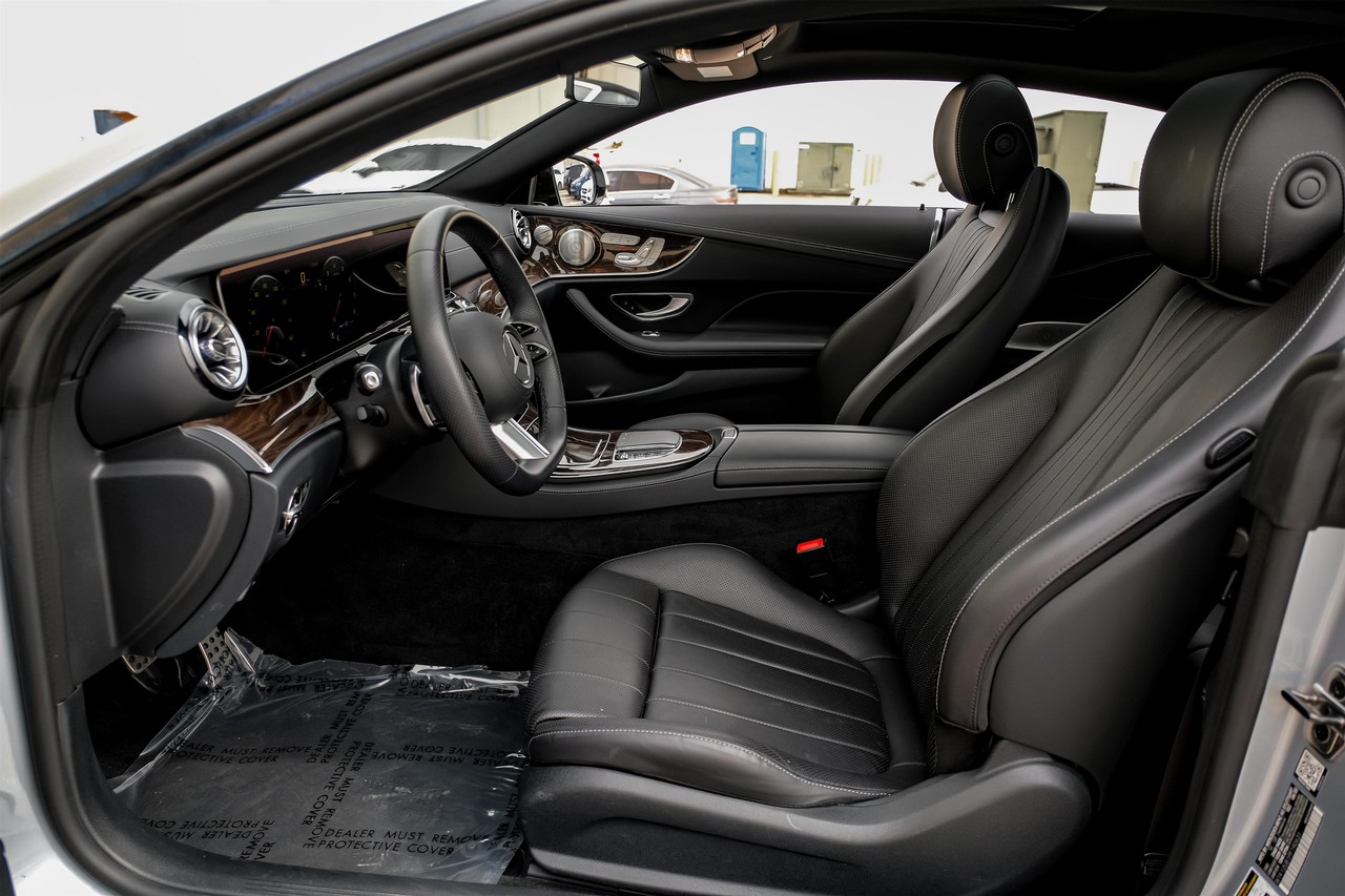 Mercedes-Benz E-Class Vehicle Main Gallery Image 04